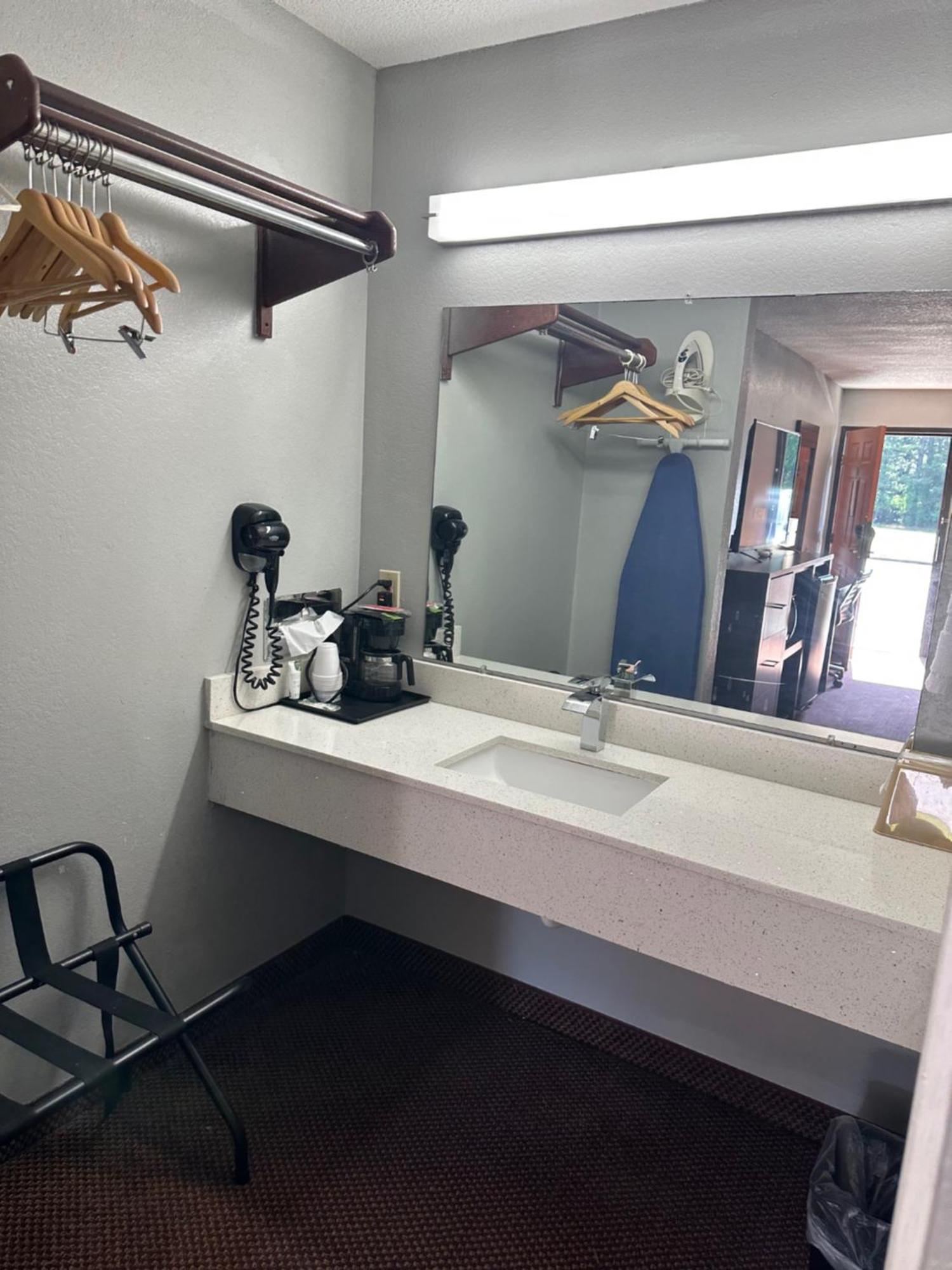 Clairmont Inn & Suites - Warren Luaran gambar